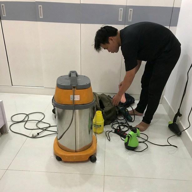 Kỹ thuật viên HERAMO chuẩn bị thiết bị