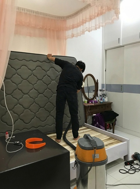 Kỹ thuật viên HERAMO vệ sinh nệm, topper tại nhà