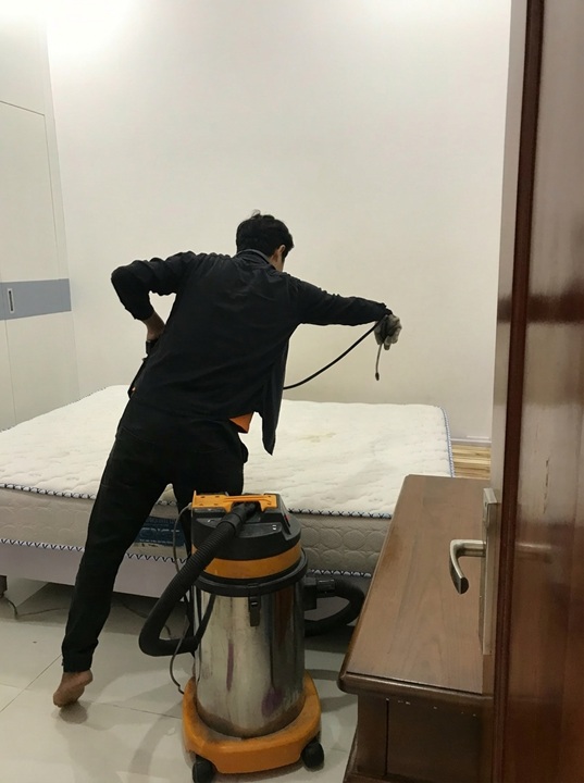 Kỹ thuật viên HERAMO giặt nệm, topper chuyên nghiệp
