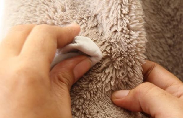 Cách bảo quản áo lông thú - Làm sạch thường xuyên