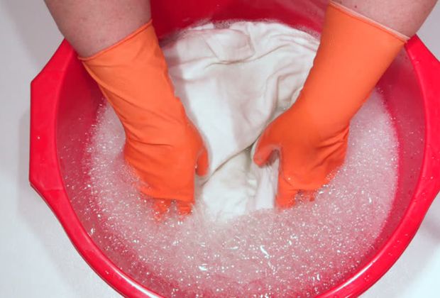 5 Mẹo giặt quần áo dính nghệ sạch nhanh thần tốc 6 Giặt quần áo dính nghệ - Sử dụng thuốc tẩy
