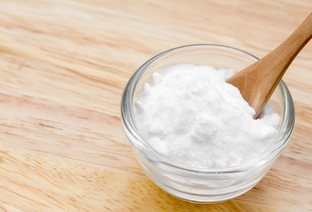 5 Mẹo giặt quần áo dính nghệ sạch nhanh thần tốc 7 Giặt quần áo dính nghệ - Sử dụng Baking soda
