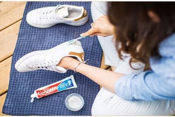 Cách vệ sinh giày puma - Vệ sinh bằng kem đánh răng