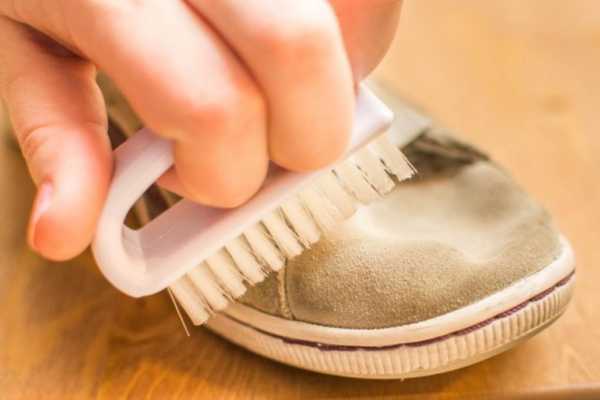 Cách vệ sinh giày lười - Dùng bàn chải vệ sinh