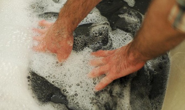 Chia sẻ kinh nghiệm cách thức vệ sinh, chăm sóc giặt giày, áo quần hữu ích