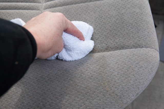 Chia sẻ kinh nghiệm cách thức vệ sinh, chăm sóc giặt giày, áo quần hữu ích