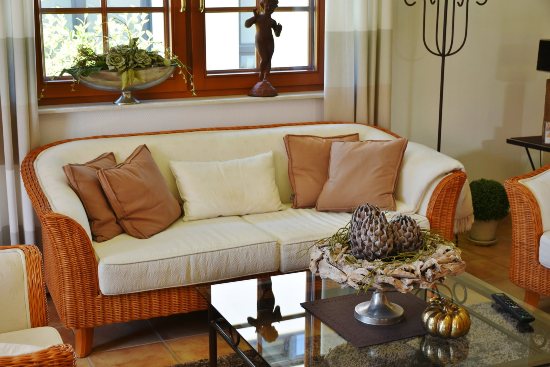 Chia sẻ kinh nghiệm cách thức vệ sinh, chăm sóc giặt giày, áo quần hữu ích