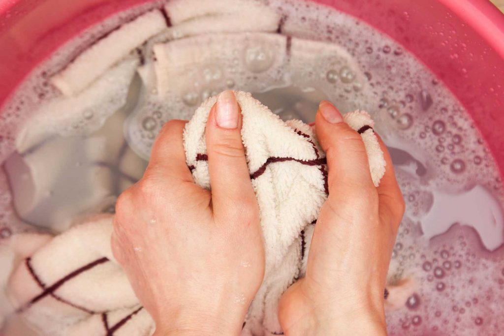 Chia sẻ kinh nghiệm cách thức vệ sinh, chăm sóc giặt giày, áo quần hữu ích