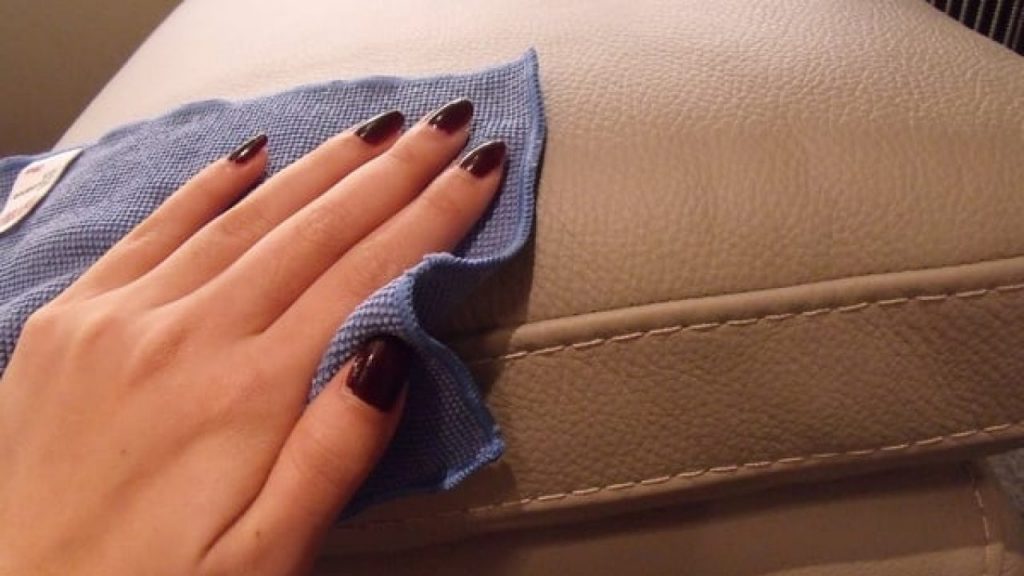 Chia sẻ kinh nghiệm cách thức vệ sinh, chăm sóc giặt giày, áo quần hữu ích