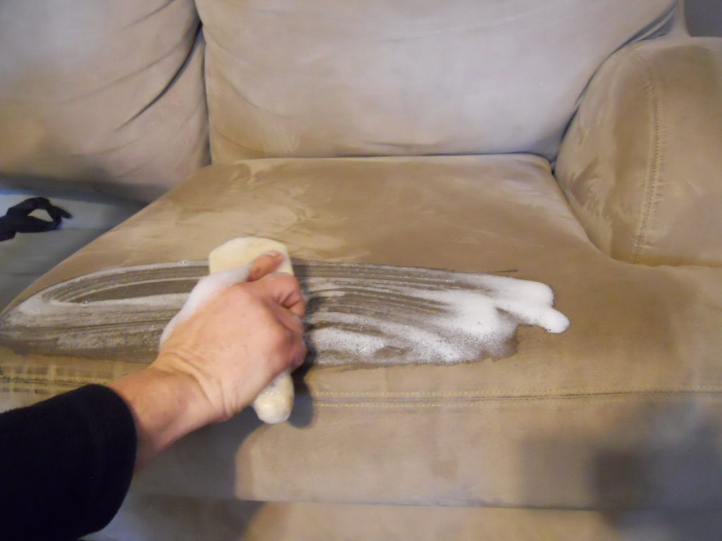 Chia sẻ kinh nghiệm cách thức vệ sinh, chăm sóc giặt giày, áo quần hữu ích