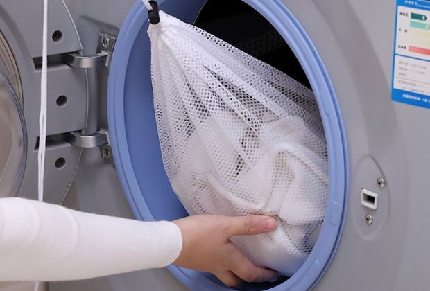 Cách giặt áo vest tại nhà - Sử dụng túi lưới
