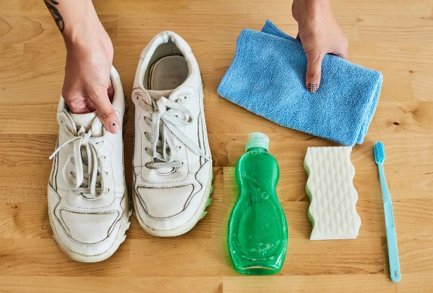 Cách giặt giày vải bằng dung dịch vệ sinh chuyên dụng