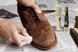 Cách vệ sinh giày da lộn - Sử dụng tẩy bút chì