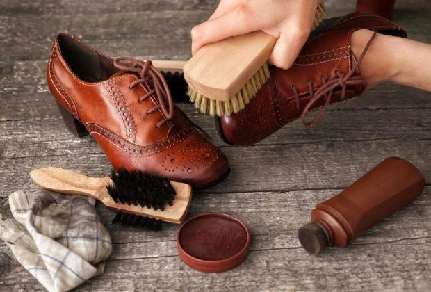 Cách vệ sinh giày da lộn - Sử dụng bàn chải 