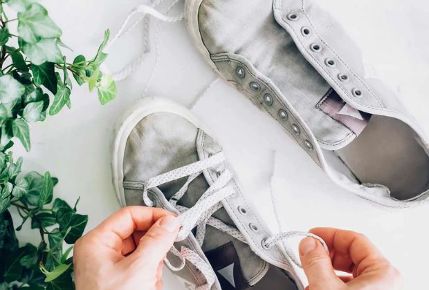 Tháo dây giày trước khi giặt giày bằng máy giặt