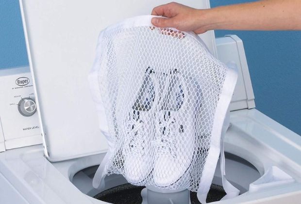 Giặt giày bằng máy giặt có sử dụng túi lưới