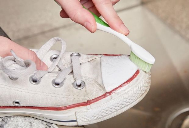 Cách tẩy vết ố vàng trên giày bằng kem đánh răng