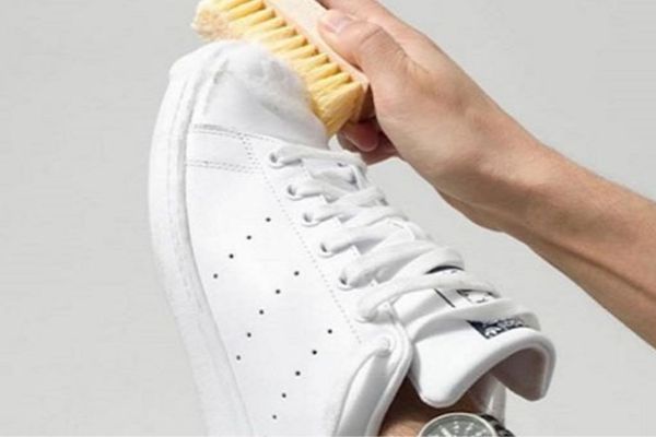 Cách giặt giày Adidas - Dùng bàn chải lông mềm 