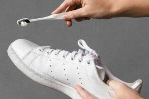 Cách giặt giày Adidas - Dùng kem đánh răng