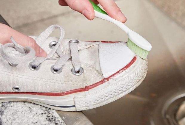 Cách giặt giày Converse - Vệ sinh mũi giày 