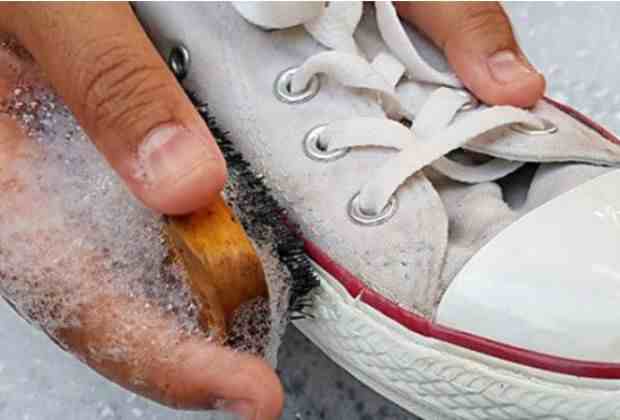 Cách giặt giày Converse - Sử dụng bột giặt 
