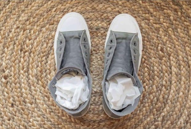 Cách giặt giày Converse - Sử dụng giấy báo 
