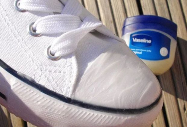 Cách giặt giày Converse - Sử dụng Vaseline 