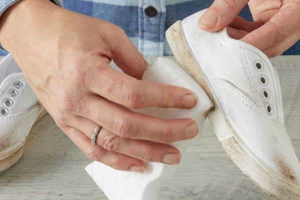 Cách làm sạch giày trắng không cần giặt - Dùng khăn lau khô 