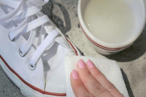 Cách làm sạch giày trắng không cần giặt - Dùng Vaseline