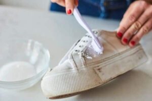 Cách làm sạch giày trắng không cần giặt - Dùng Baking soda