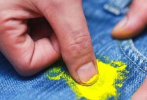 Cách tẩy vết sơn khô trên quần áo - Quần Jean