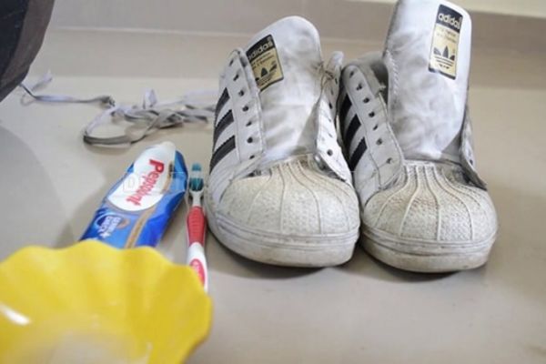 Cách vệ sinh giày Adidas Superstar - Cách vệ sinh bằng kem đánh răng 