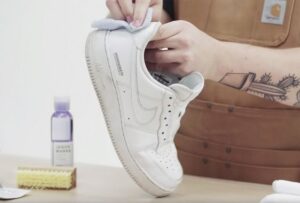 Cách vệ sinh giày Nike Af1 - Sử dụng khăn ấm để lau giày