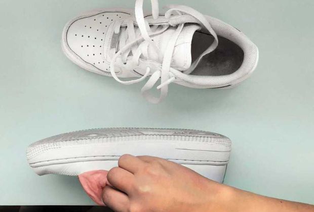 Cách vệ sinh giày Nike Af1 - Tháo dây giày vệ sinh riêng 
