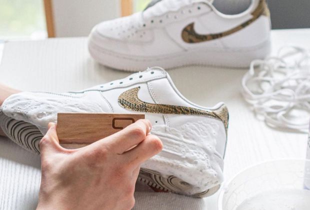 Cách vệ sinh giày Nike Af1 - Sử dụng bàn chải lông mềm 