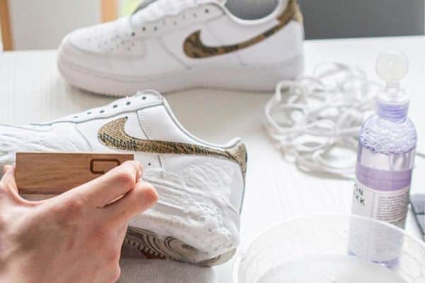 Cách vệ sinh giày Nike Air Force 1 - Lưu ý khi giặt giày 