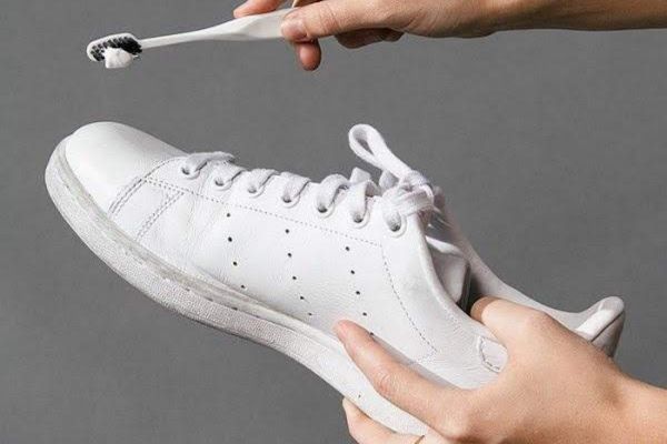 Cách vệ sinh giày Sneaker - Sử dụng kem đánh răng 