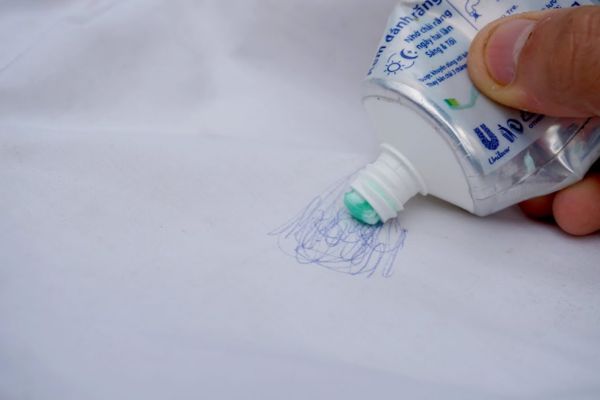 Tẩy vết bút bi trên áo - Dùng kem đánh răng 