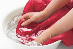 Cách giặt áo phao - Giặt áo phao bằng tay