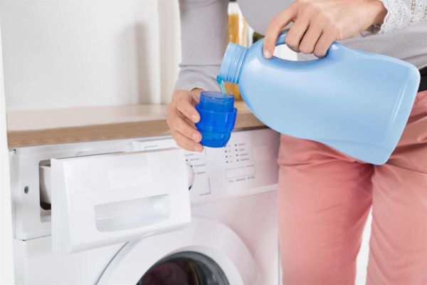 Cách giặt áo phao - Sử dụng nước giặt trung tính