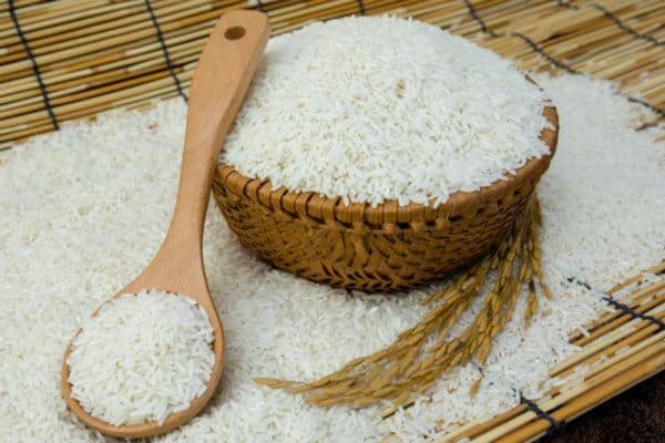 Cách làm giày nhanh khô - Dùng gạo 