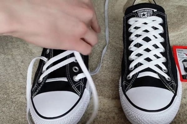 Cách buộc dây giày giấu dây - Cách cột đan chéo dây giày