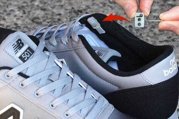Cách buộc dây giày giấu dây - Sử dụng công cụ lace anchors
