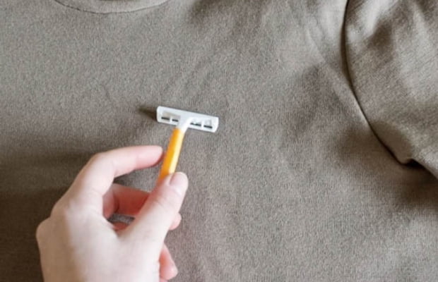 Cách giặt áo hoodie - Dùng dao cạo 