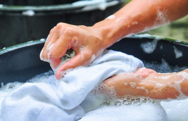 Cách giặt áo hoodie - Giặt bằng tay 