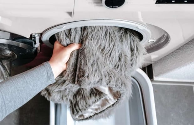 Cách giặt áo lông nhân tạo - Giặt bằng máy 