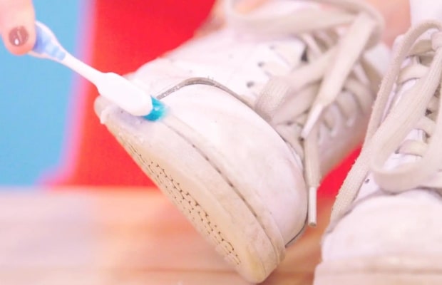 Cách làm sạch giày trắng bằng kem đánh răng - Vệ sinh đế giày