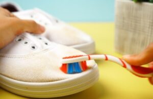 Cách làm sạch giày trắng bằng kem đánh răng - Vệ sinh thân giày