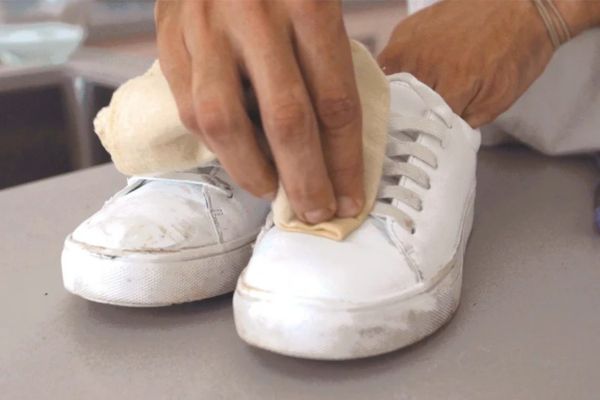 Giày trắng bị thâm kim - Lưu ý khi xử lý giày trắng