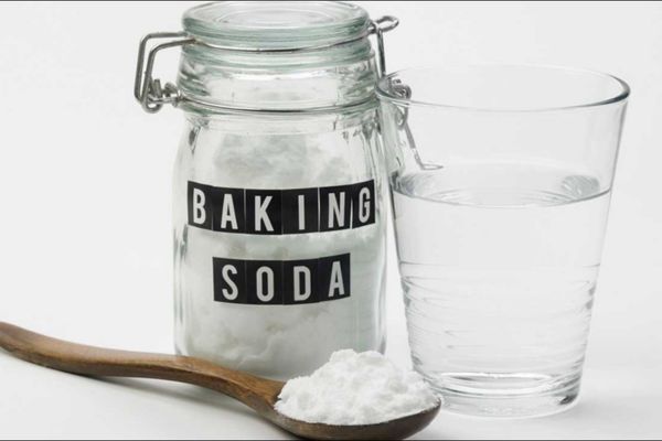 Tẩy quần áo bằng baking soda - Dùng baking soda và nước